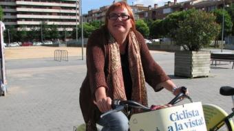 Deborah Coll , al cim d'una Girocleta a la plaça Prudenci Bertrana de Girona Ò. PINILLA