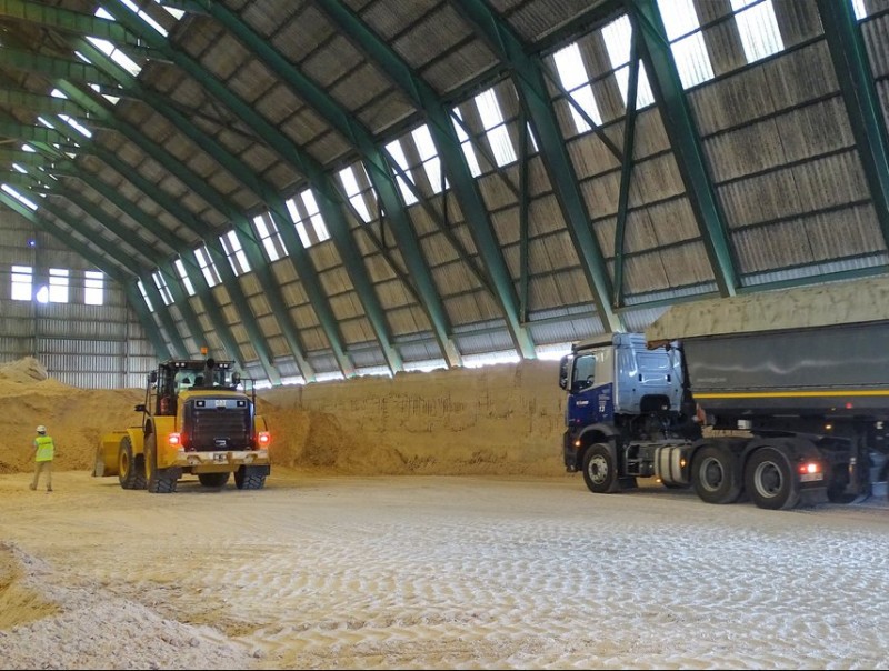 Iberpotash ja ha iniciat el trasllat de mineral en brut de Sallent cap a Súria; a la imatge, un camió carregant a la planta sallentina, divendres passat C. OLIVERAS