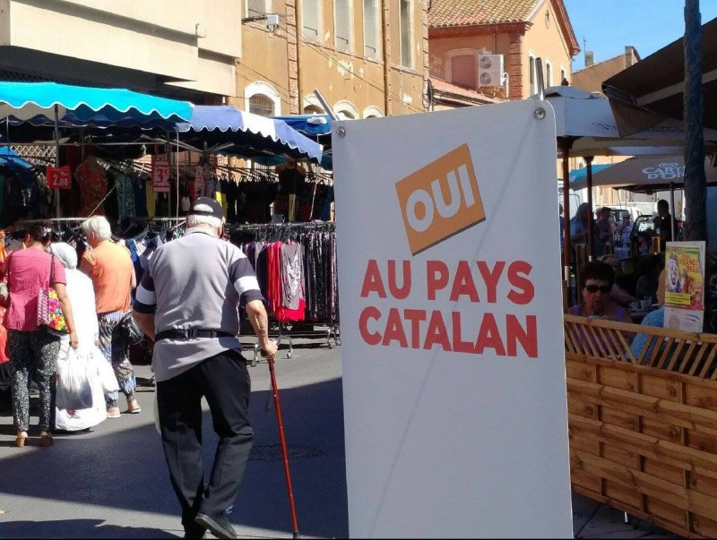 Cartell de campanya del comitè “Oui au Pays Catalan” en un mercat de la Catalunya Nord CDC