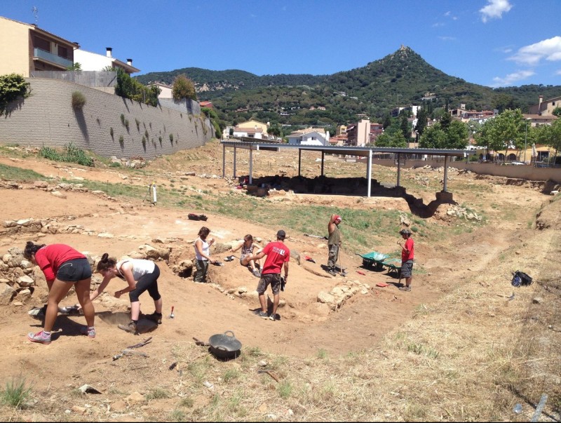 Els alumnes treballant al clos arqueològic de ca l'Arnau, on han estat un mes destapant part del recinte. E.F