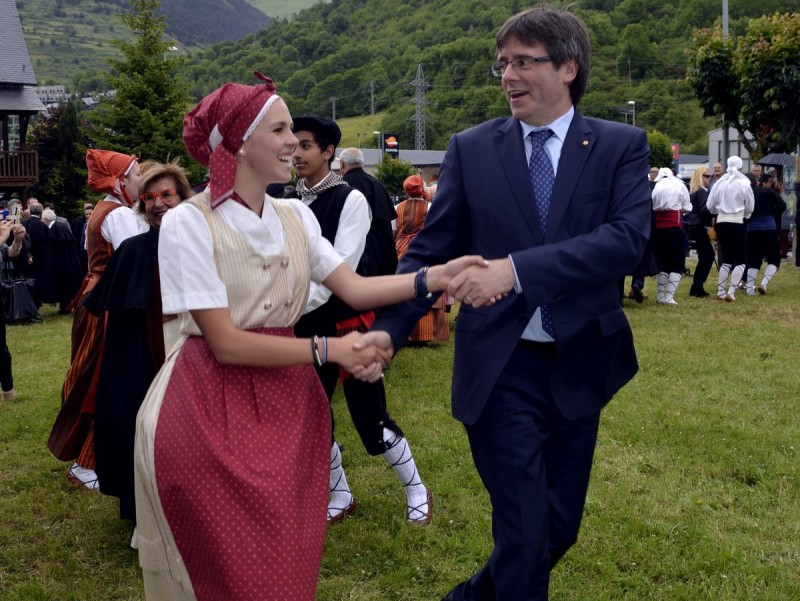 El president Carles Puigdemont va participar de manera activa en l'exhibició dansaire. M. LLUVICH/ACN