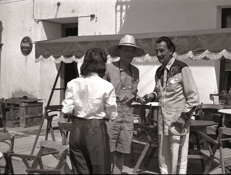 Duchamp, al mig, amb Dalí i Gala davant el bar Meliton de Cadaqués ROBERT DESCHARNES