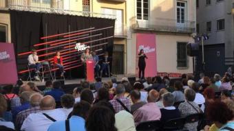 Xavier Domènech, cap de llista d'En Comú Podem per Barcelona, i Marta Sibina, número 1 per Girona, van ser ahir a Blanes. A la imatge, un instant de la intervenció de Dolors Rubio EPA