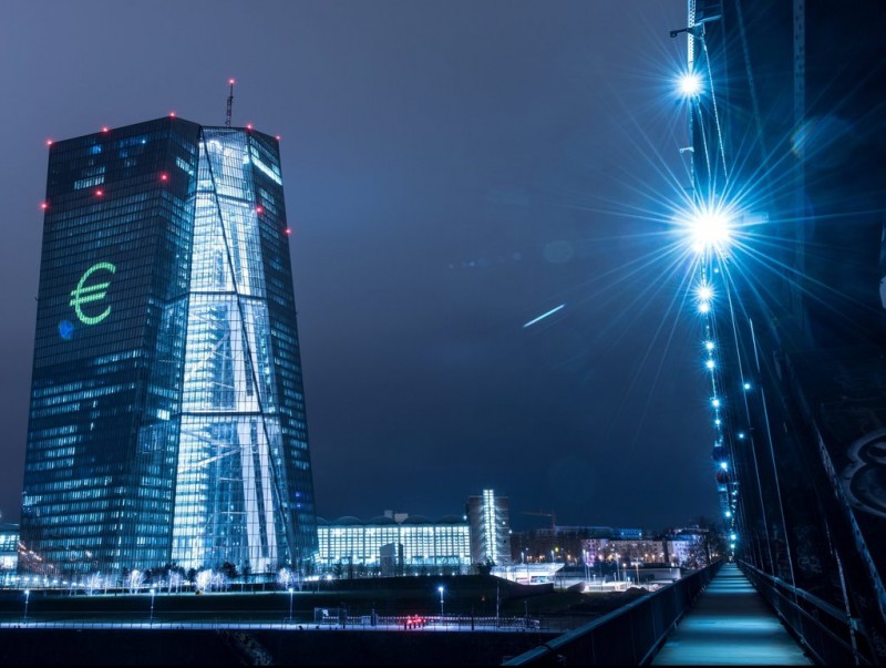 A Euro symbol projected onto the European Central Bank (ECB) in Frankfurt./ EFE