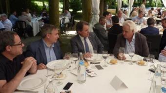 Artur Mas , al centre, en una taula en què hi havia l'exdiputat Pere Macias, el candidat Jordi Xuclà, l'alcalde d'Olot, Josep Maria Corominas i el també candidat Josep Berga. R. E