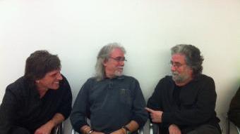 Roger Blavia i Carles Benavent –a la imatge parlant amb el pintor Ramon Pujolboira, a la dreta– van donar el tret de sortida al cicle de l'Ametlla EPA