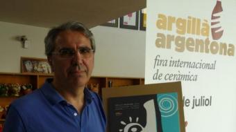 Oriol Calvo amb el càntir de l'any i el cartell guanyador de la segona edició de l'Argillà d'Argentona. LL.A