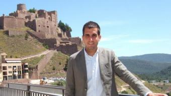 L'alcalde Ferran Estruch,amb el castell de Cardona al fons, fotografiat aquesta setmana C. OLIVERAS
