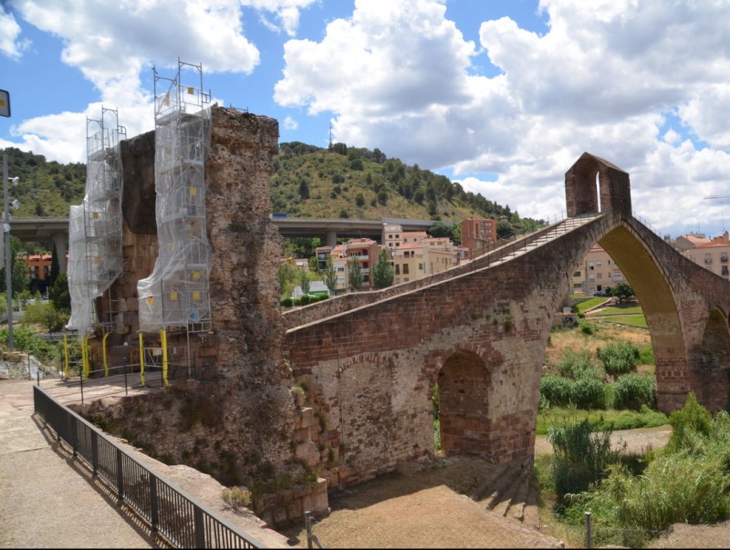 El pont del Diable, amb les bastides que protegeixen el pas dels vianants EL PUNT AVUI