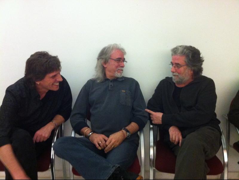 Roger Blavia i Carles Benavent –a la imatge parlant amb el pintor Ramon Pujolboira, a la dreta– van donar el tret de sortida al cicle de l'Ametlla EPA