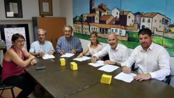 En la signatura del conveni entre els representants de les poblacions de Vilabareix, Aiguaviva, Fornells i Quart.