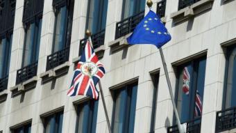 Banderes a la delegació britànica davant la UE a Brussel·les, ahir. AFP