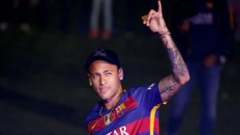 Neymar saluda als aficionats en la celebració dels títols al final de la temporada, al Camp Nou. ALBERT GEA/REUTERS