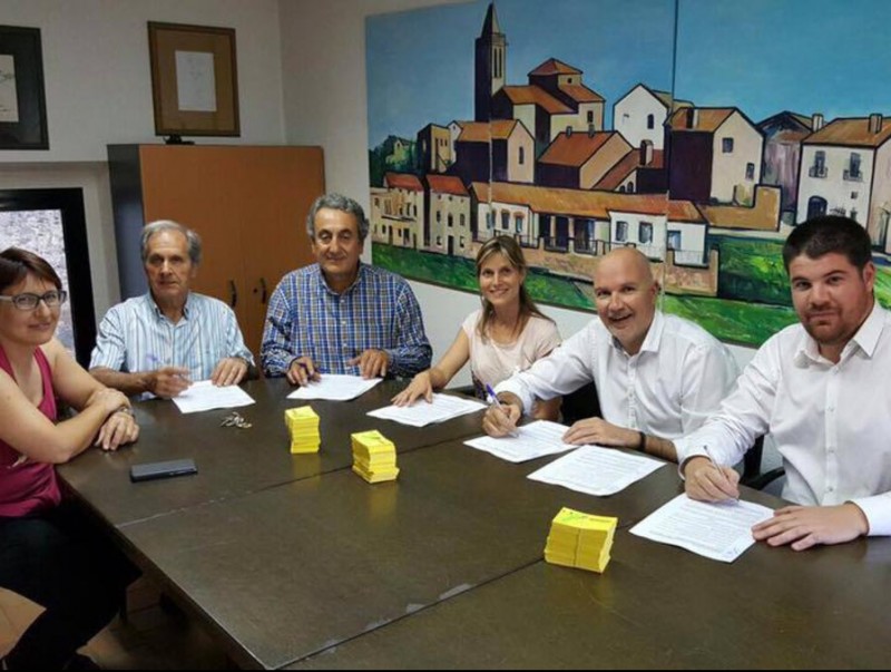 En la signatura del conveni entre els representants de les poblacions de Vilabareix, Aiguaviva, Fornells i Quart.