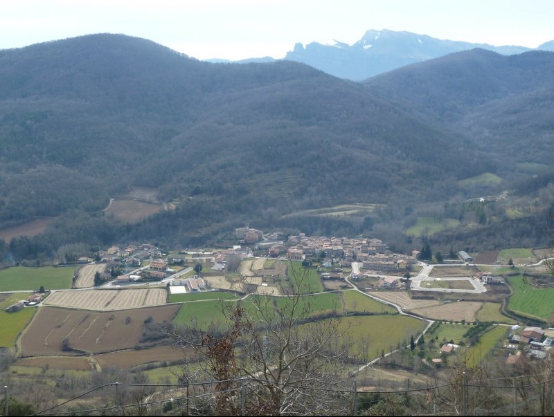 El nucli de Riudaura i una part del seu extens terme municipal. J. C