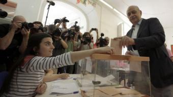 El candidat i ministre Jorge Fernàndez Díaz dipositant el seu vot al seu col·legi electoral ALBERTO ESTÉVEZ / EFE