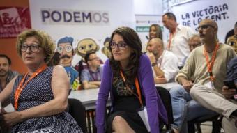 La vicepresidenta i líder de Compromís, Mónica Oltra , segueix amb cara de decepció l'escrutini a la seu de la coalició a València. EFE/ GUSTAVO GRILLO
