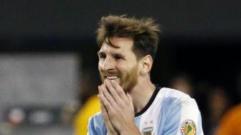 Leo Messi es lamenta per haver perdut la copa Amèrica en la tanda de penals JASON SZENES / EFE