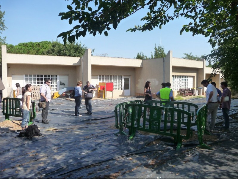 Treballs per treure fibrociment del pati de l'escola Xarau de Cerdanyola del 2011 EPA