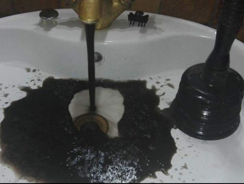 L'aigua de les aixetes d'una de les cases de Maçanet Residencial Park va sortir el dia de Sant Joan a la tarda de color negre (a la imatge) EPA