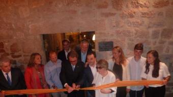 Artur Mas, tallant la cinta commemorativa de la celebració, juntament amb la família. J.C