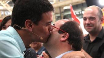 Pedro Sánchez saludant Iceta en l'acte central de la campanya del PSC el 18 de juny ACN