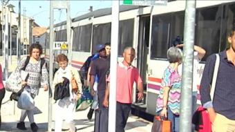 Viatgers baixant ahir al matí de l'estació de Tàrrega per agafar l'autocar d'enllaç fins a Cervera. C. BERENGUÉ