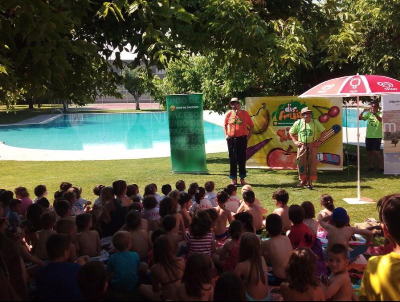 Uns 200 infants han participat al primer dels tastos de fruita dolça, a les piscines de Torrefarrera U.P