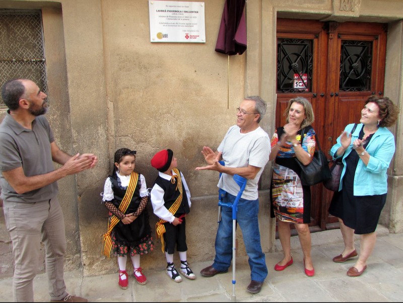 L'alcalde Jordi Badia i els descendents de Figuerola van descobrir una placa a la casa de la família. AJ. CALAF