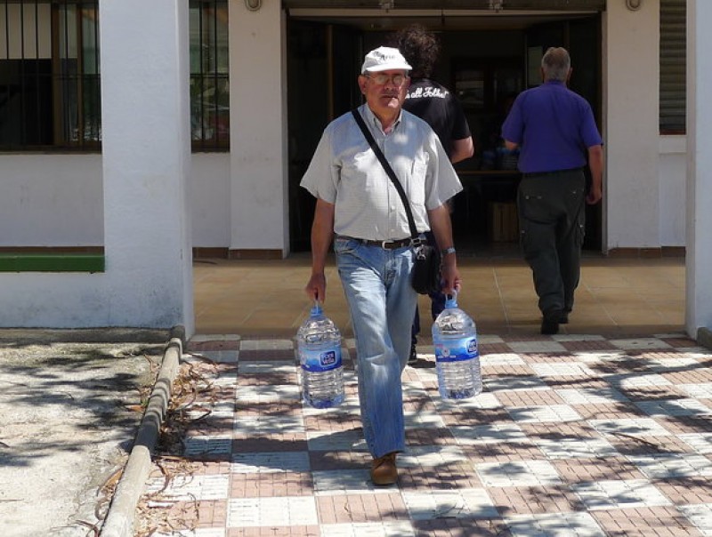 Un veí de Residencial Park recollint garrafes d'aigua NURI FORNS