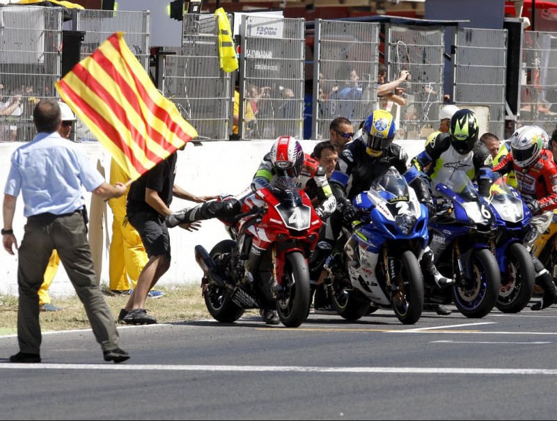 Sortida de les 24 Hores de Catalunya de Motociclisme, amb la Yamaha número 4 i la Suzuki número 2 encapçalant el grup LLUÍS SERRAT