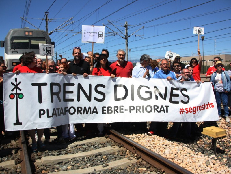 La Plataforma Trens Dignes va protagonitzat el juny passat una protesta que va acabar amb els manifestants ocupant simbòlicament la via ARXIU