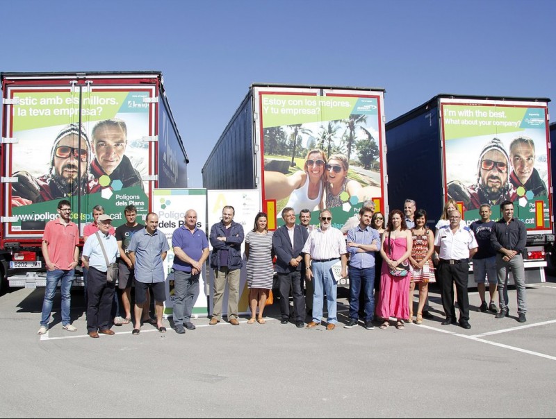 Representats dels ajuntaments i de l'entitat van presentar els camions. DANIEL GRADOS