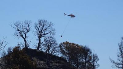 U helicòpter remulla la zona a Sant Feliu, dimarts al matí JORDI PREÑANOSA