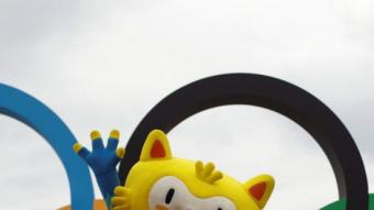 La mascota dels Jocs de Rio a la platja de Copacabana. REUTERS