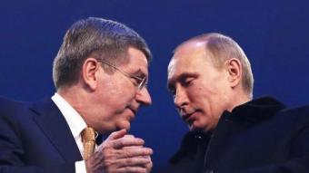 Thomas Bach i Vladimir Putin conversen durant els Jocs Olímpics d'Hivern de Sotxi EFE