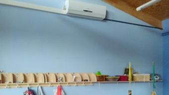 Imatge del nou aparell de climatització en una de les aules de la llar infantil.