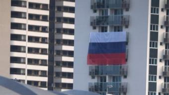 La bandera russa , a la vila olímpica. AFP