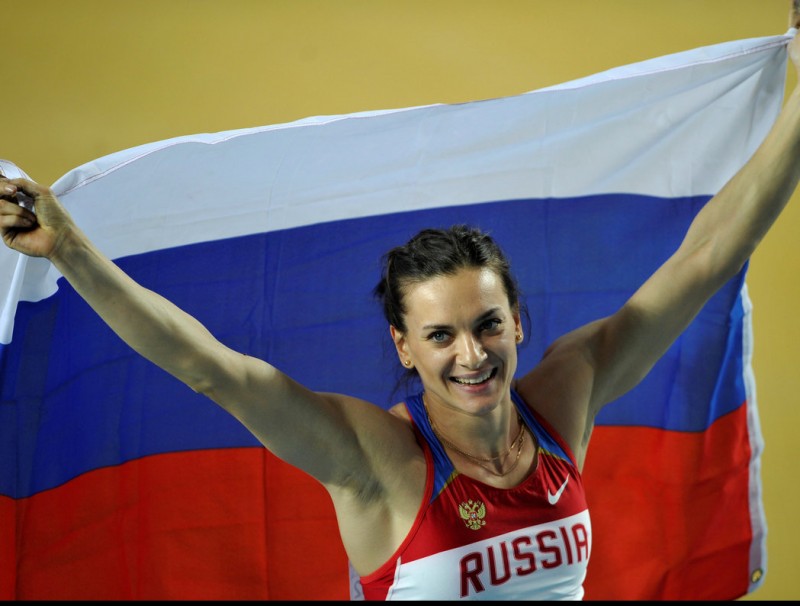 Ielena Isinbáieva, exhibint una bandera russa després d'un dels seus èxits REUTERS
