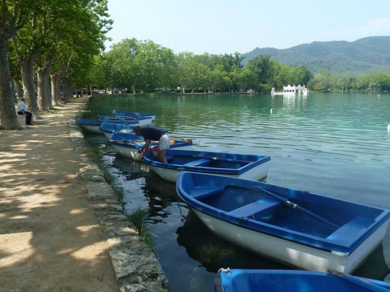 L'estany, punt de partida o de pas de la majoria de carrils bici de la ciutat de Banyoles. J.C