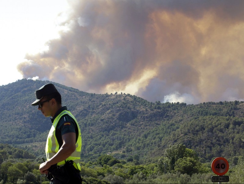 Uns 300 efectius col·laboren en l'extinció de l'incendi. AGÈNCIES