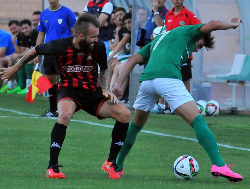 Ángel intenta aturar un futbolista de l'Ascó en l'amistós de dissabte passat CF REUS DEPORTIU