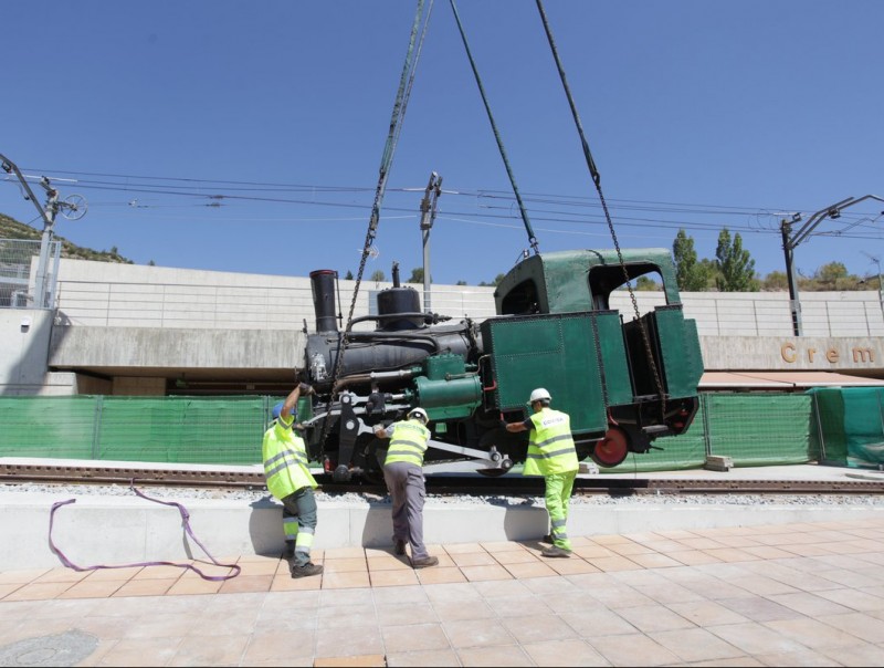 Uns operaris col·loquen la locomotora de vapor a les instal·lacions de Ferrocarrils a Monistrol de Montserrat, ahir FGC