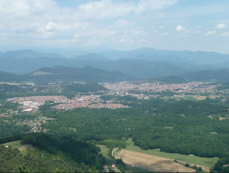 Una vista general de la vall d'Olot, vista des del mirador del Puig Rodó de les Preses, un dels escenaris del joc. J.C