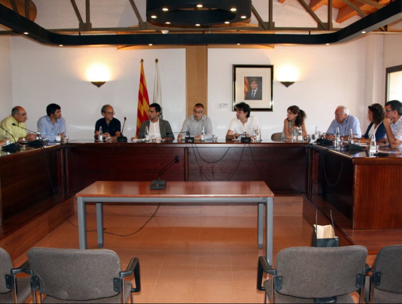 Pla general del ple conjunt que han celebrat el regidors de Cardona i Flix al saló de plens de l'Ajuntament flixanco. ACN