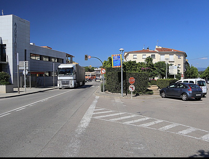Una imatge del carretera Llagostera, en l'encreuament amb l'avinguda Catalunya, dimarts. La marquesina de l'autobús i els semàfors desapareixeran per donar pas a una rotonda M. LL