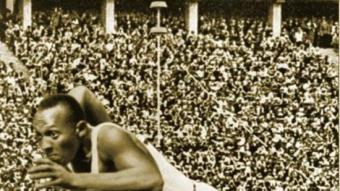 Jesse Owens, en una coneguda imatge durat els Jocs Olímpics del 1936, on va guanyar quatre ors
