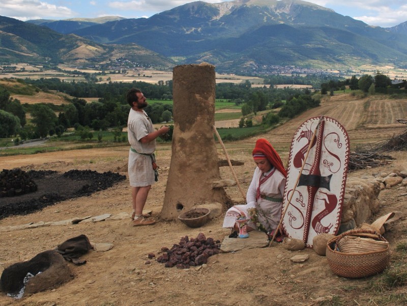 Els arqueòlegs d'Artífex recreant un forn ibèric de reducció de ferro. J.C.