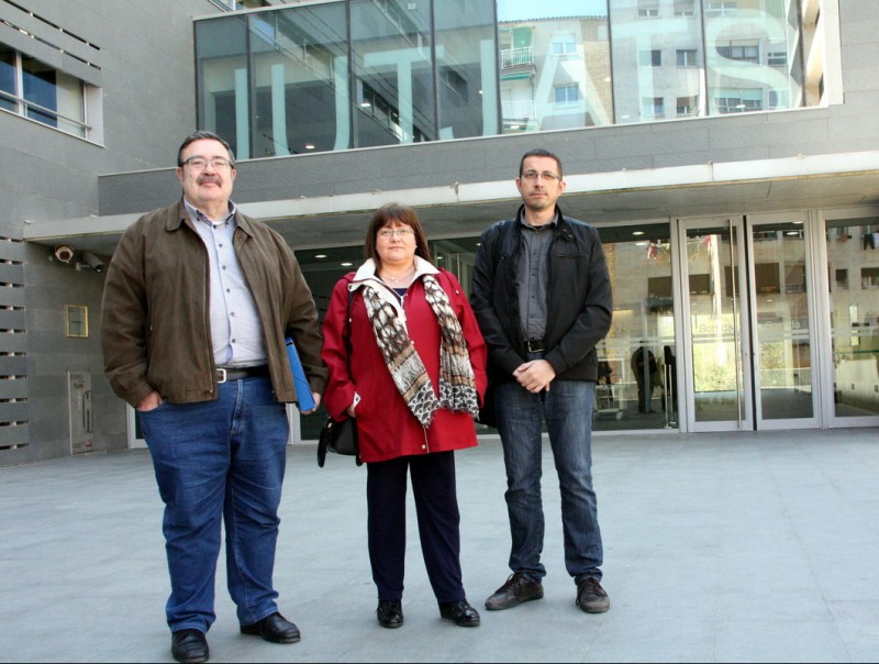 Marcel·lí Reyes, Fina Casals i Carles Miras, membres de la plataforma, davant els Jutjats de Manresa el passat abril, quan van presentar la denúncia ACN