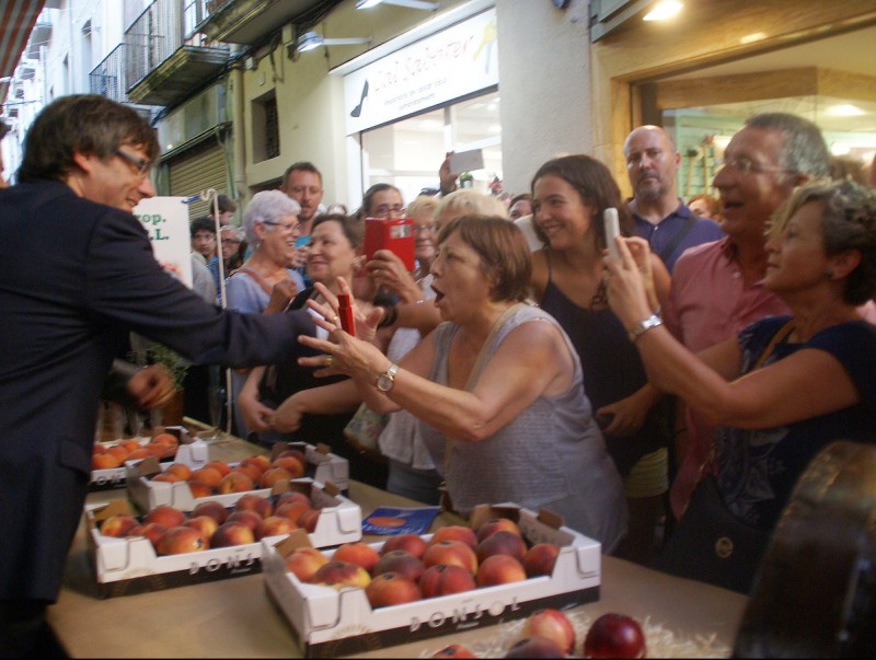 El president de la Generalitat va rebre moltes mostres de suport durant la visita a les parades de la Firagost de Valls J.L.E